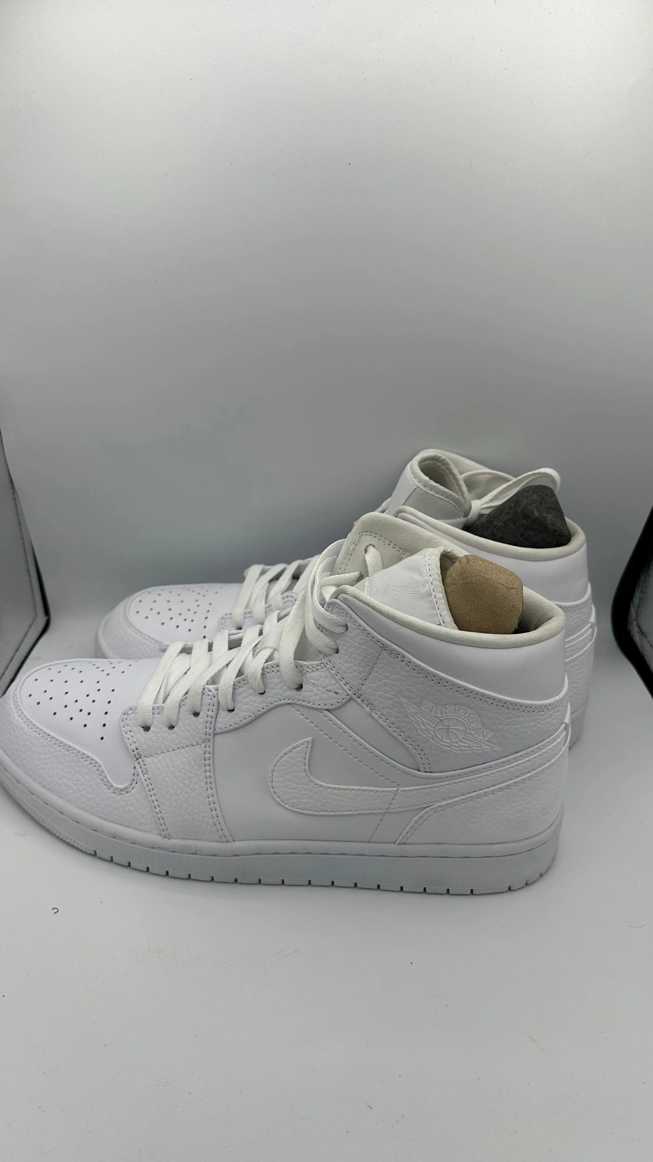 PRE LOVED - JORDAN 1 MID TRIPLE WHITE 2.0 (2020)