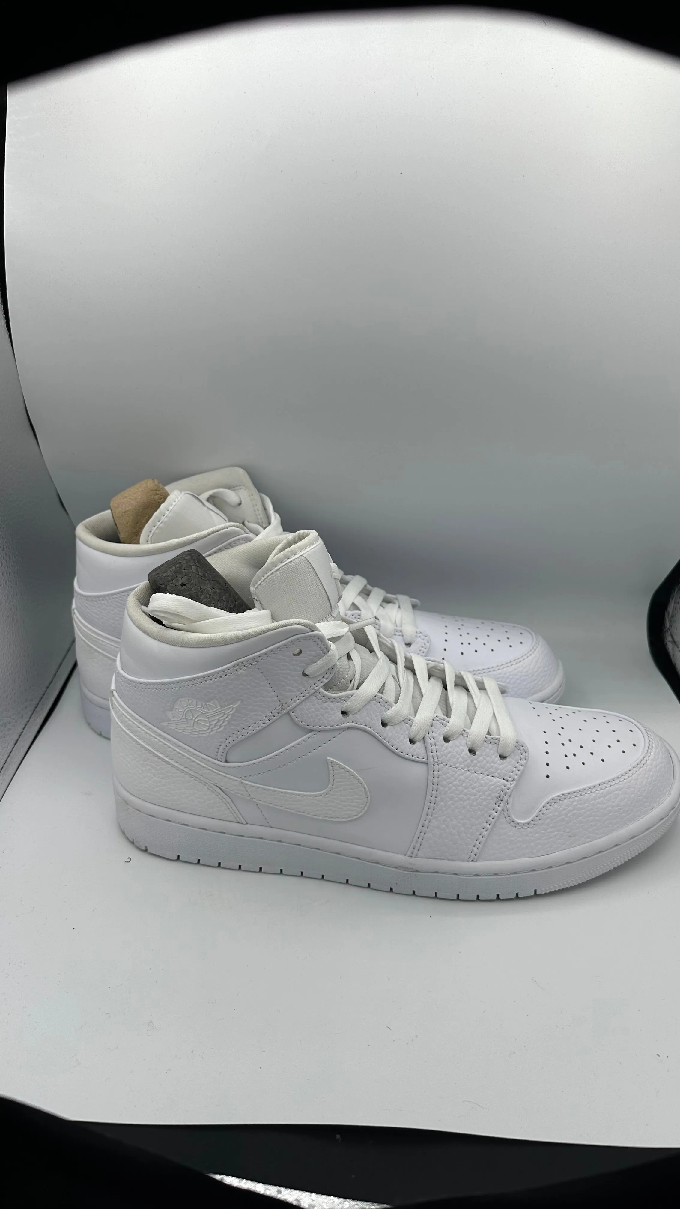 PRE LOVED - JORDAN 1 MID TRIPLE WHITE 2.0 (2020)